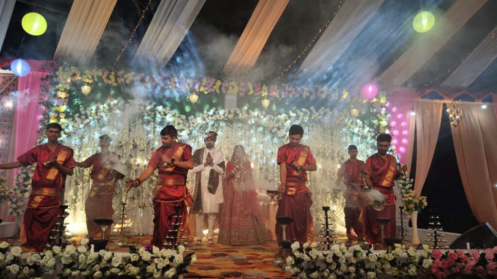 6 pandit doing ganga aarti in wedding