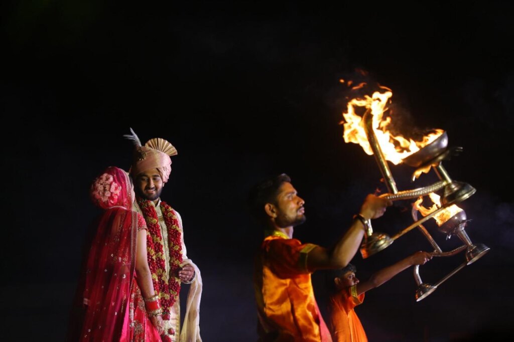 priests doing ganga aarti in wedding at ayodhya