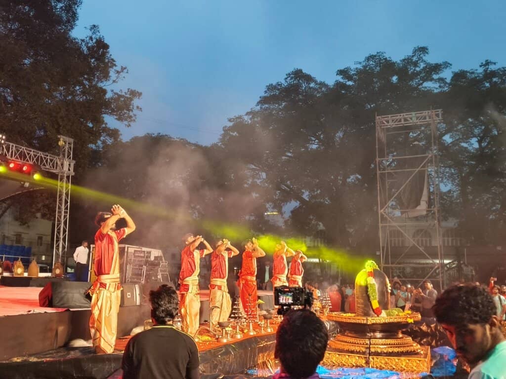 pandits performing ganga aarti