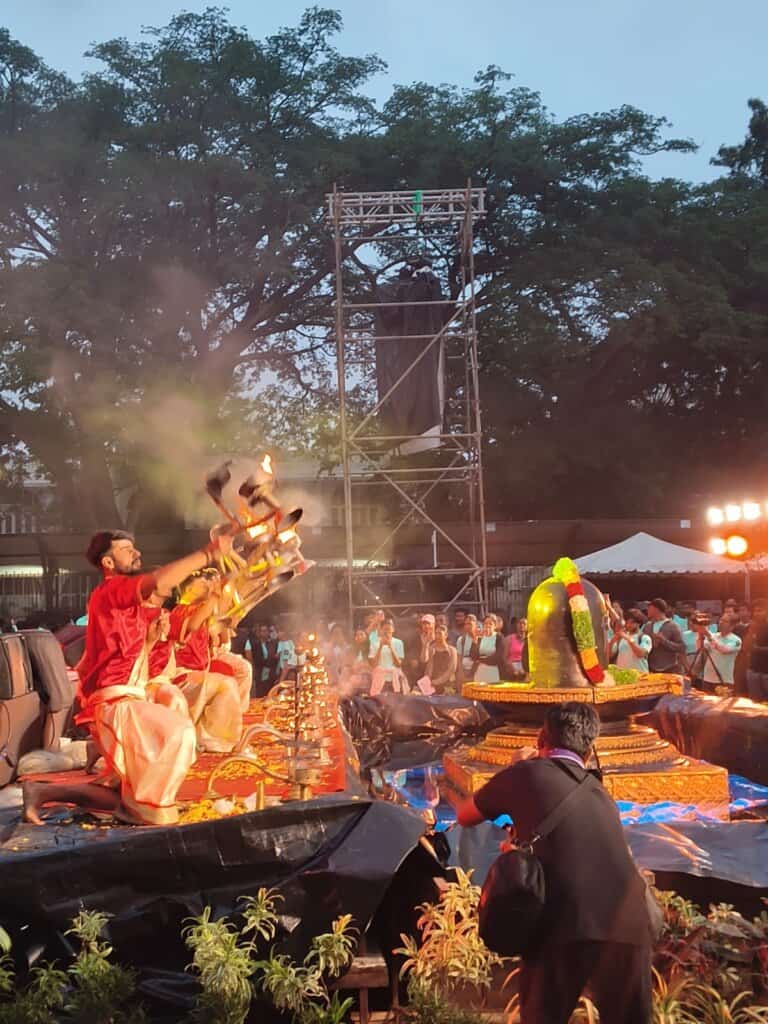pandits performing ganga aarti at bengaluru